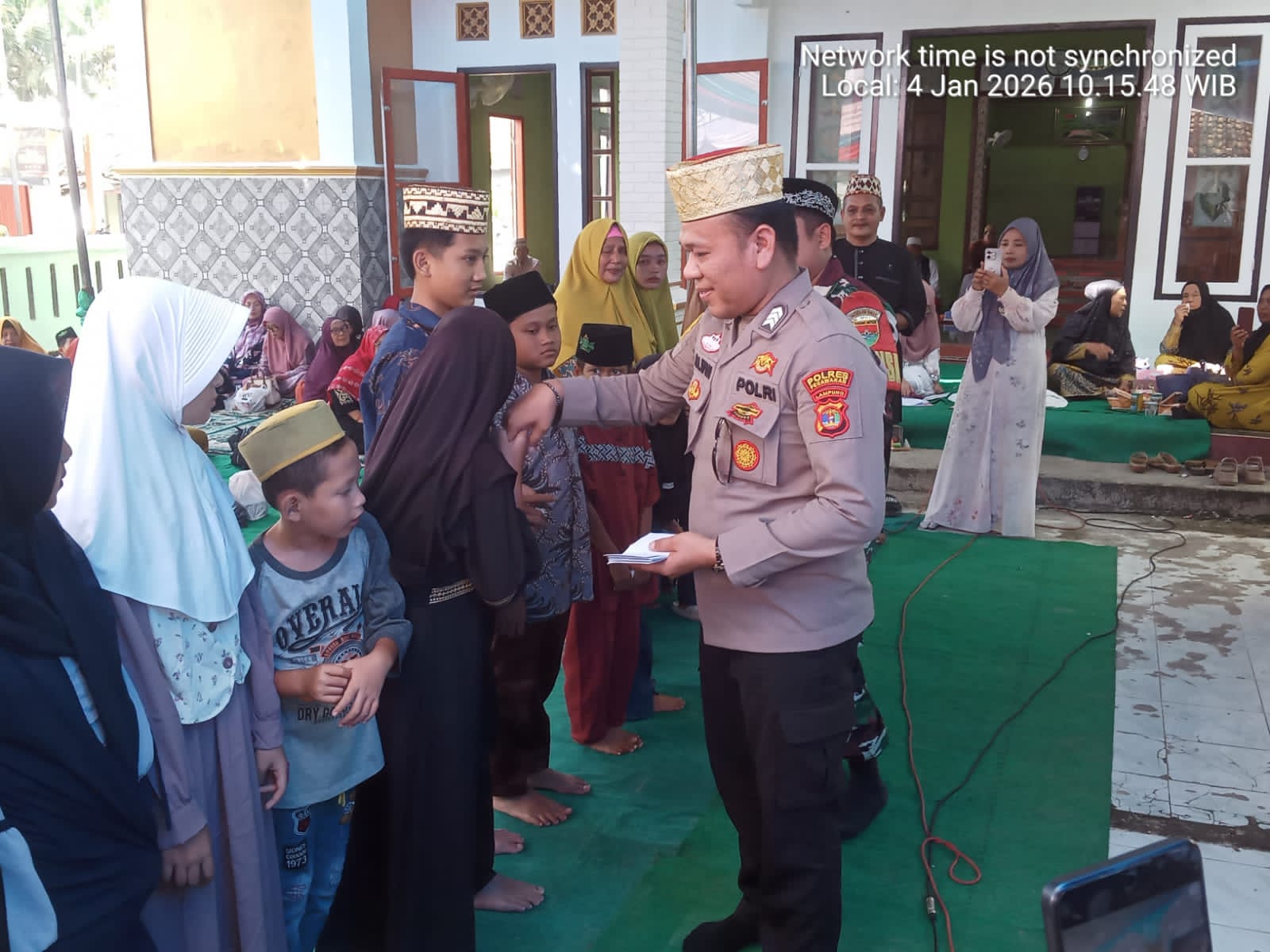 Brigpol M. Alwin Fathoni, S.H, saat menyerahkan santunan kepada anak yatim